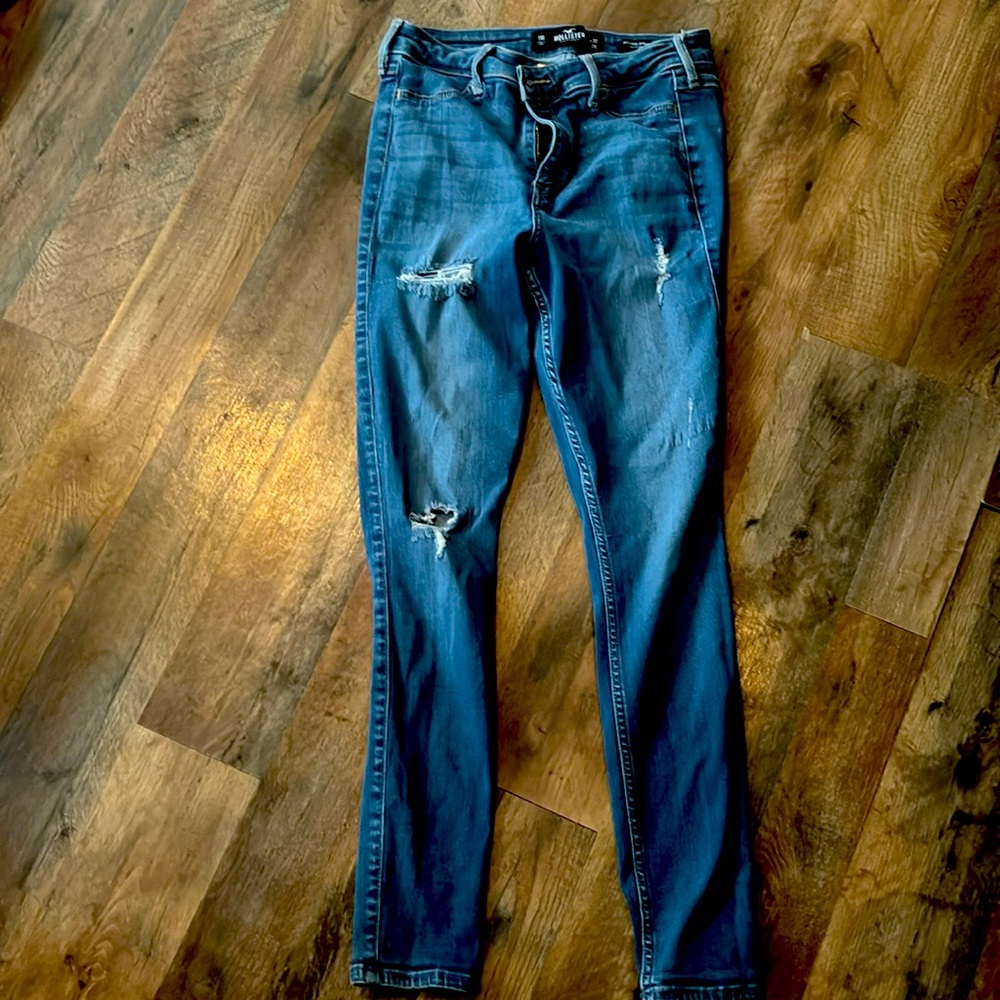 selling because they do not fit. dark blue wash . rips . holister skinny jeans.